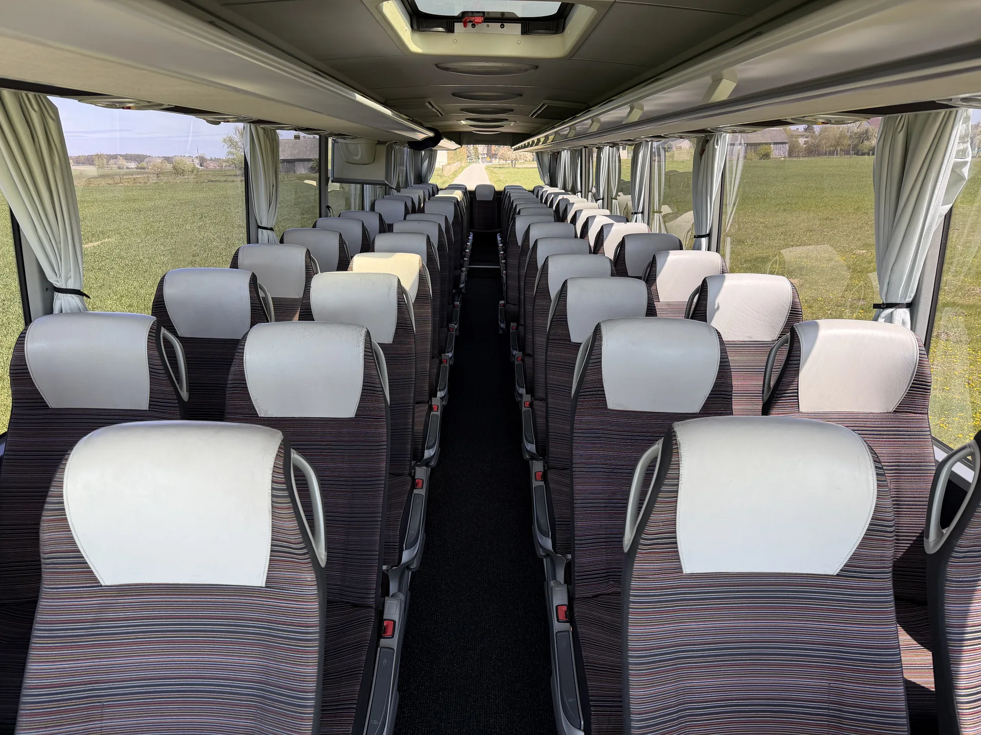 Autokar 60 miejsc — Mercedes (biały)