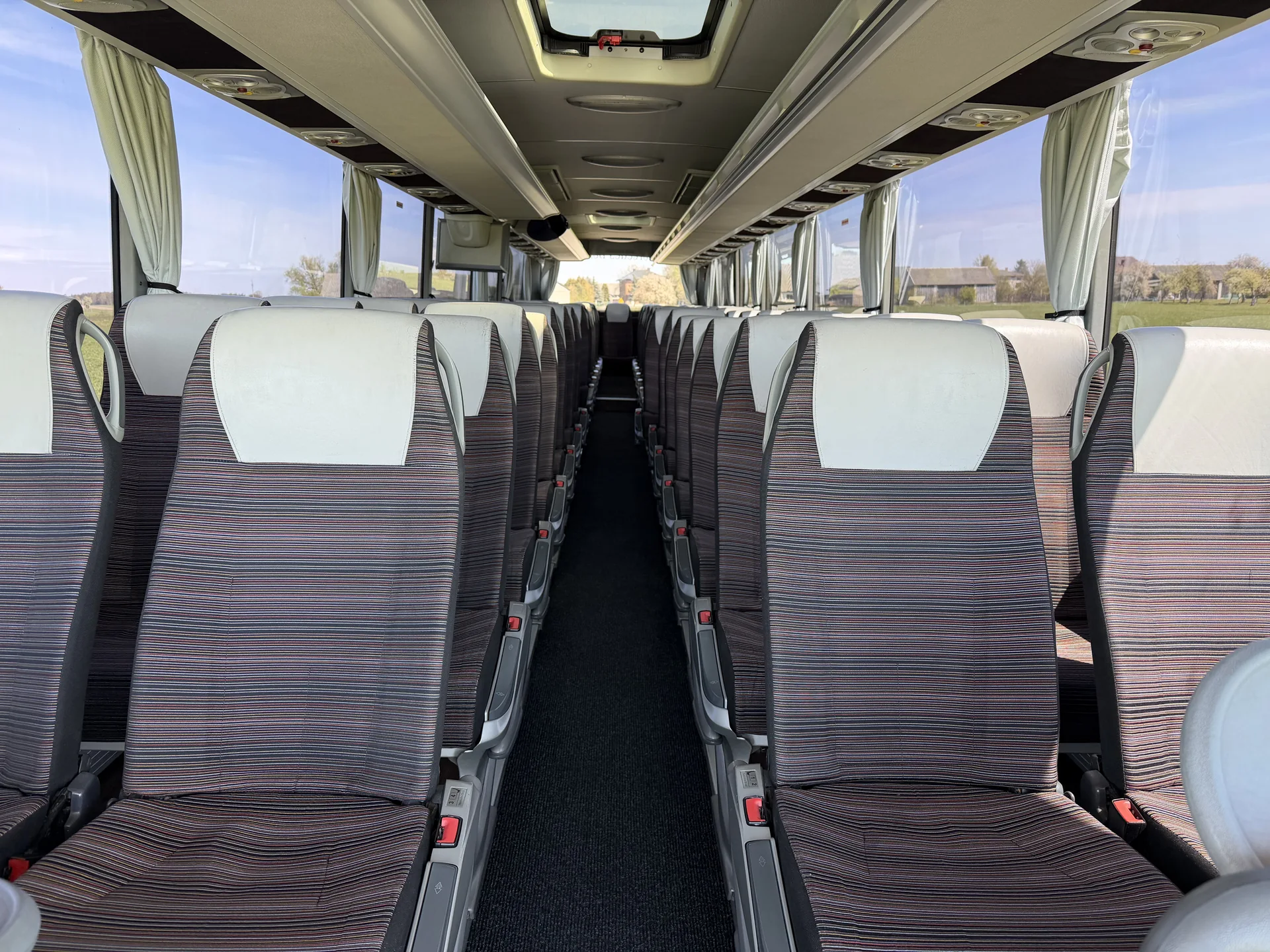 Autokar 60 miejsc — Mercedes (biały)